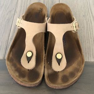 Birkenstock Gizeh Thong Sandals in Beige in size 38 (7-7.5)